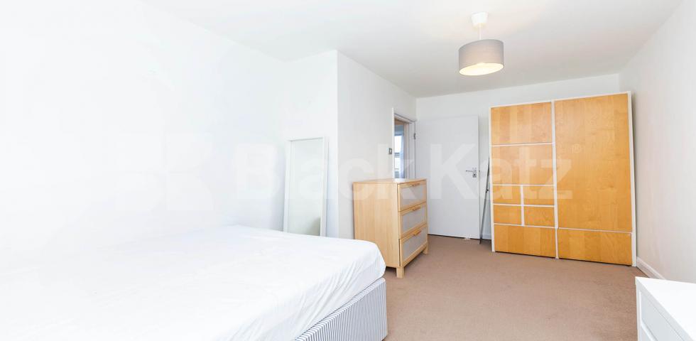 Split level three bedroom flat with modern furnishings mins to tube & shops Brecknock Road, Tufnell Park